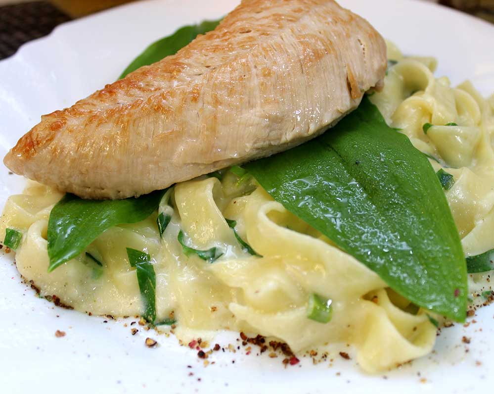 Gebratene Putenbrust mit Bärlauch-Fettuccine