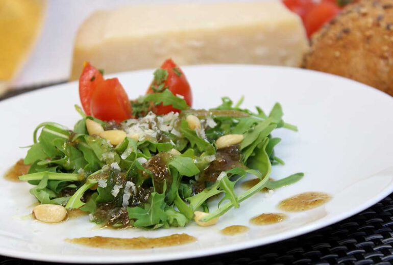 Rucola-Salat mit Met-Balsamico Dressing