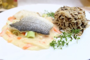 Loup-de-Mer-Sahne-Metsauce-Gemüsestreifen